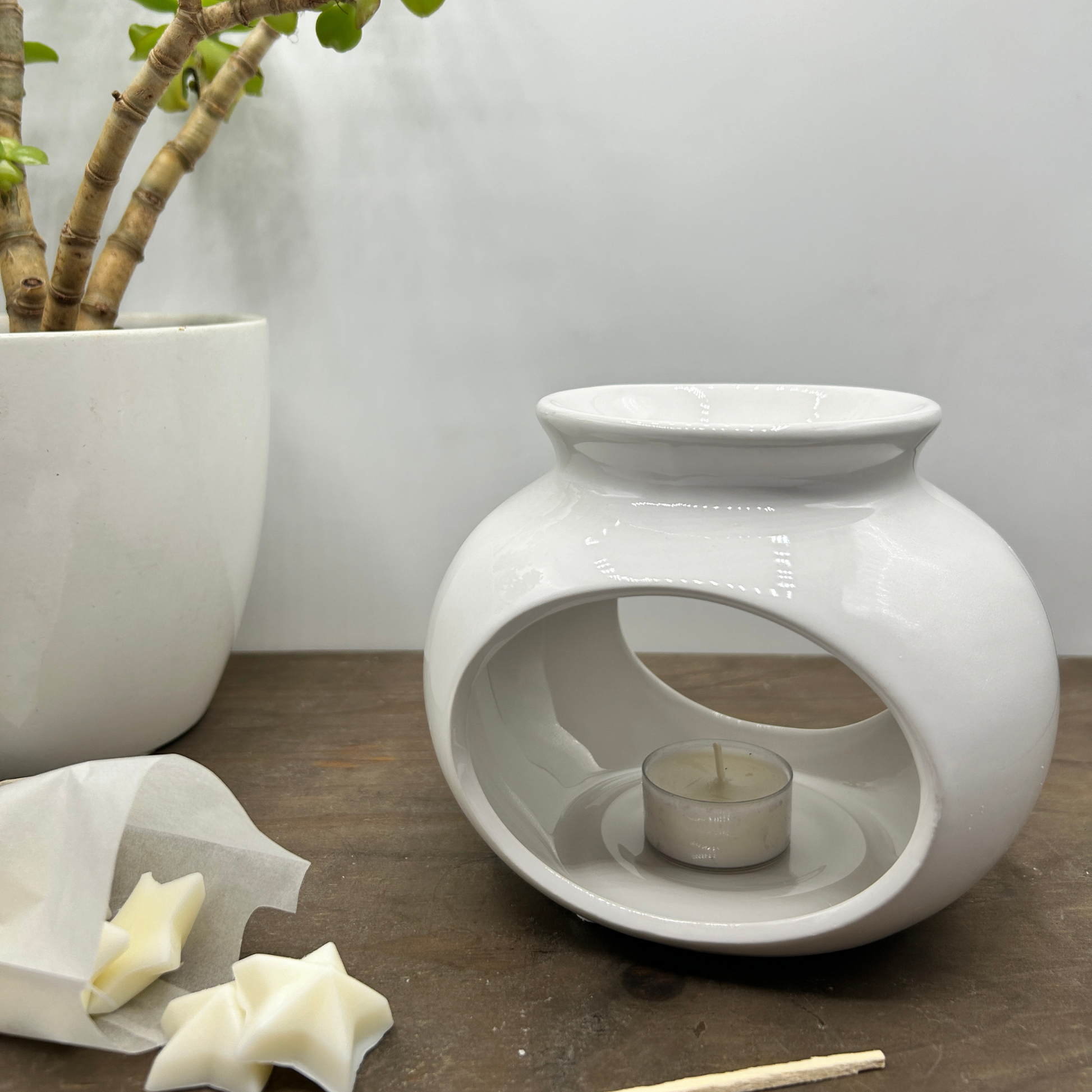 round wax melter with tealight inside